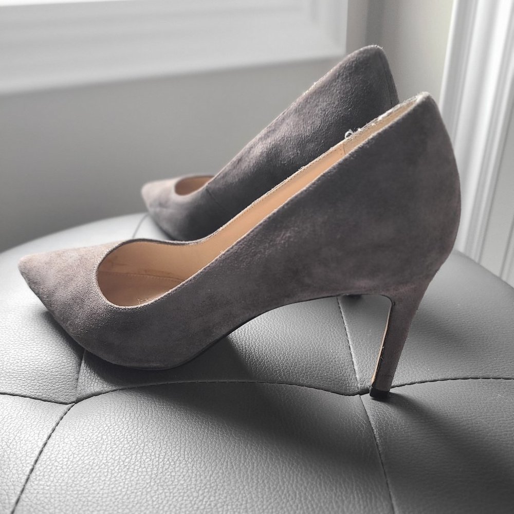 Grey suede pumps pointy toe